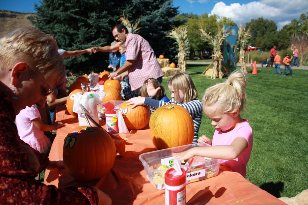 PumpkinFfest-pumpkin-decorating